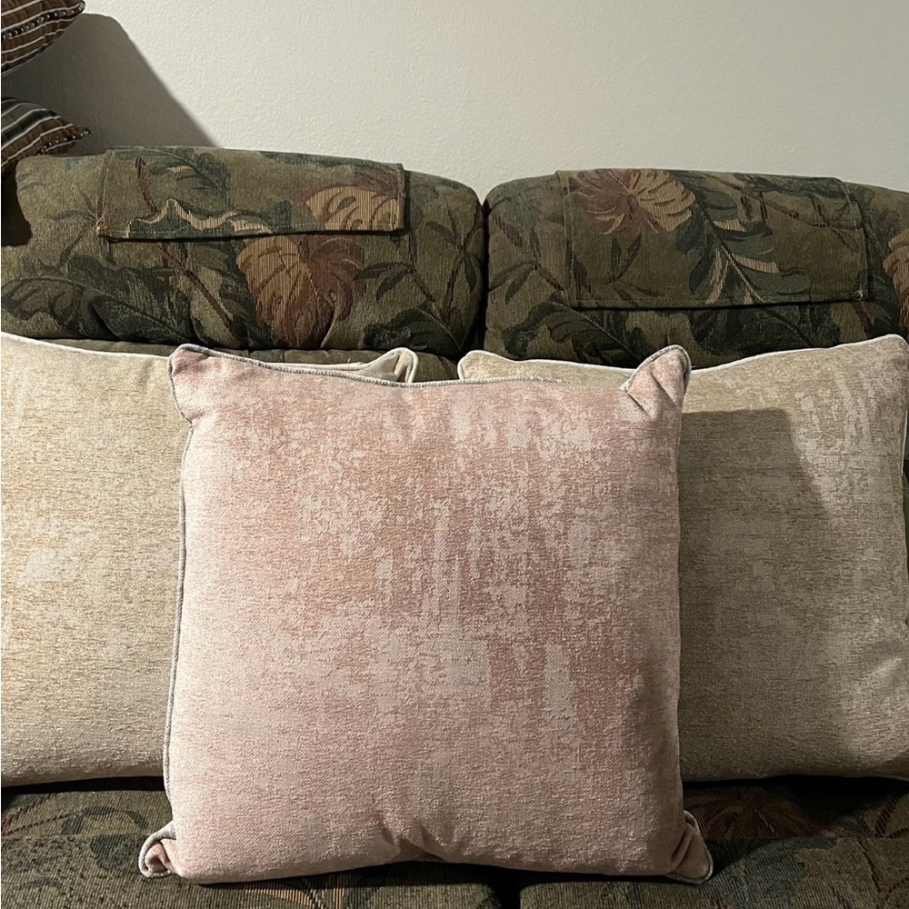 Throw pillows (3Pink-beige-grey)Only used for decoration. 10.00 each. See comm: